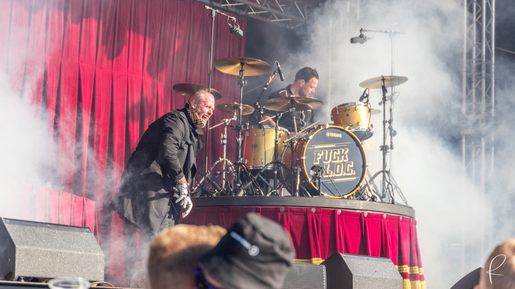 Band foran rødt scenetæppe