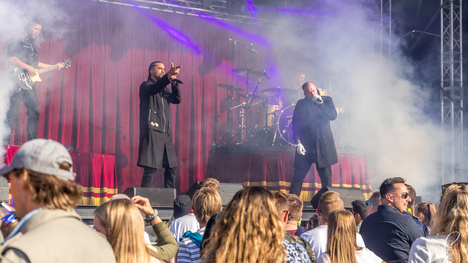 Band på scenen foran publikum