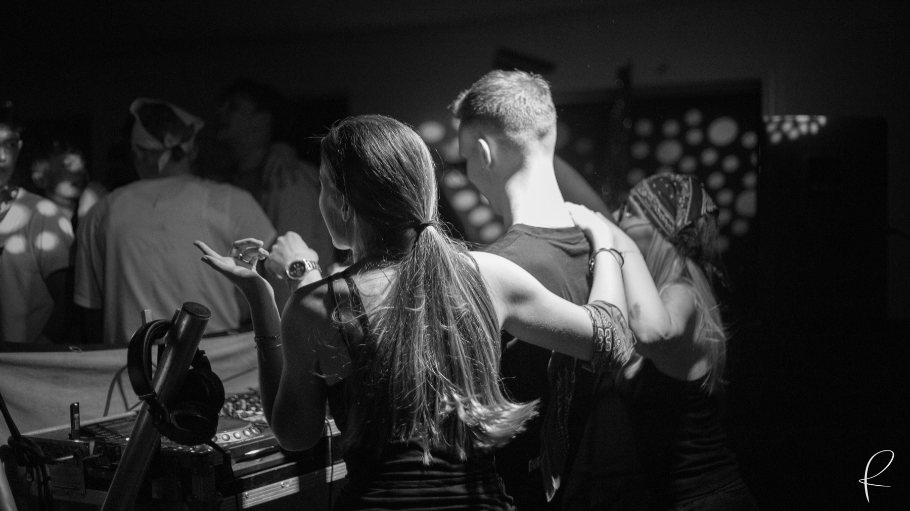 Gæster på dansegulvet i sort-hvid