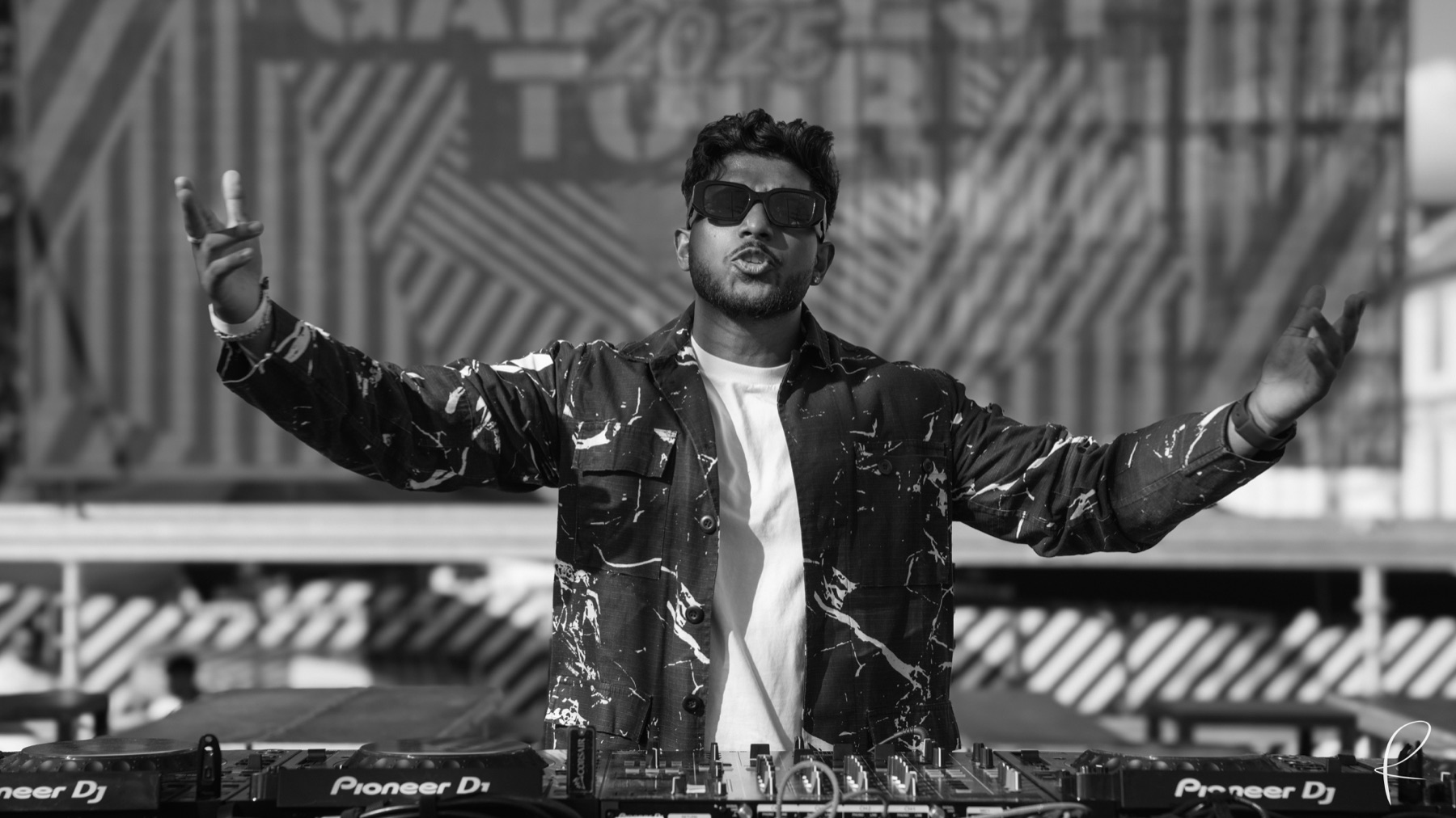 DJ med armene i vejret
