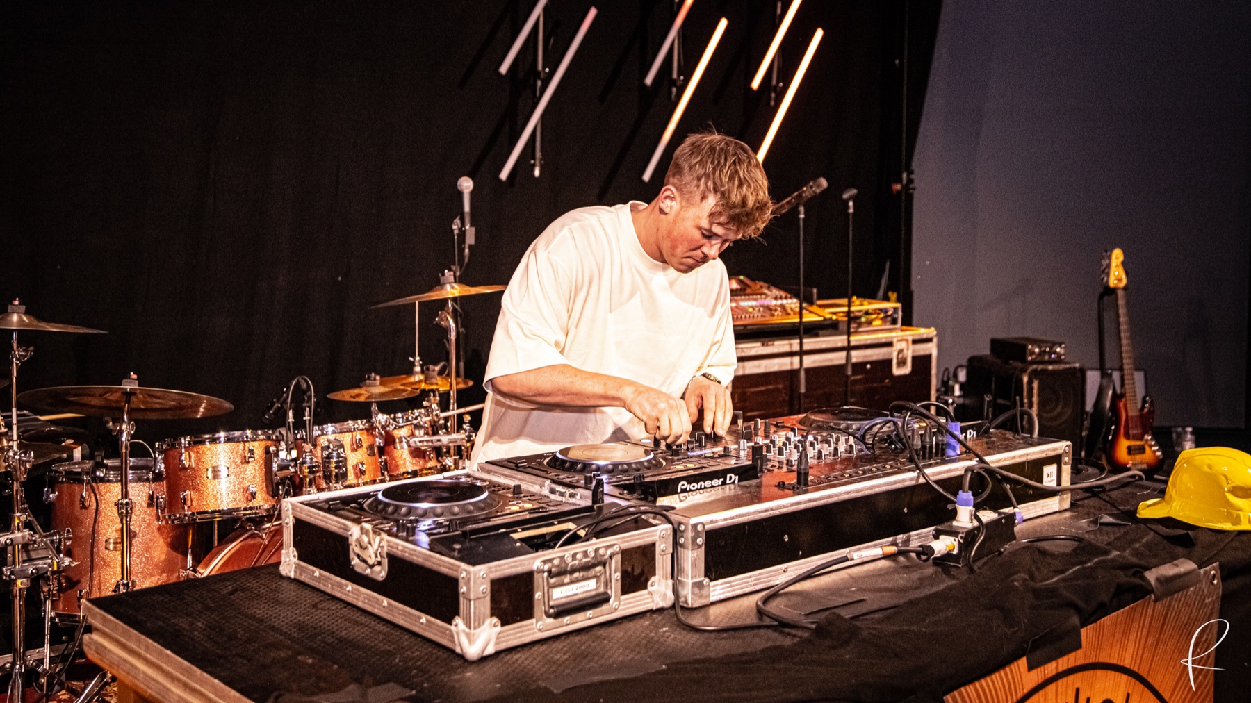 DJ ved pult i varmt lys