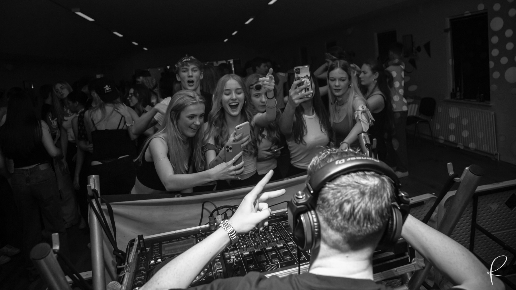 DJ og publikum i sort-hvid