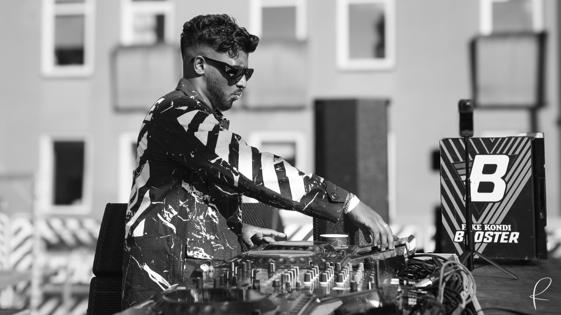 DJ ved pult i sort-hvid
