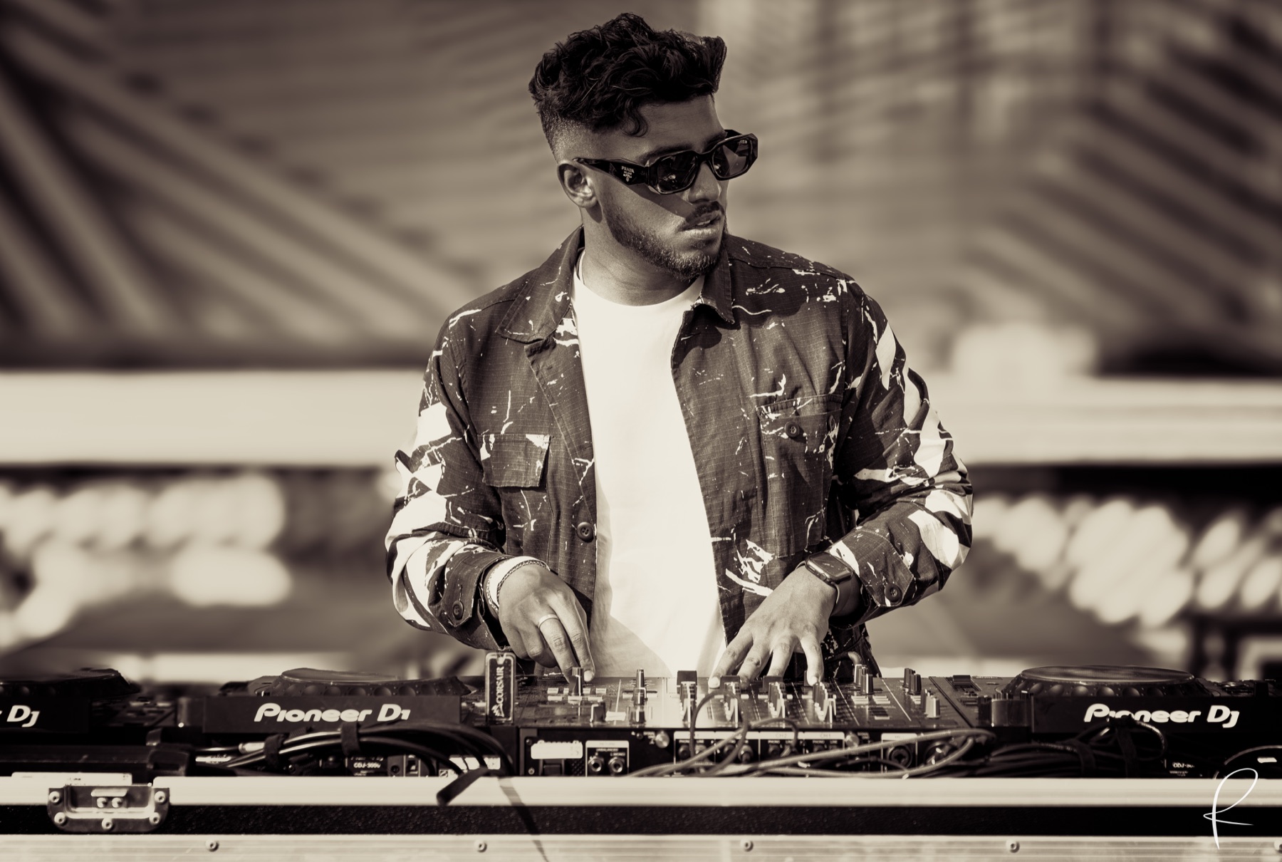 DJ ved pult i sepia
