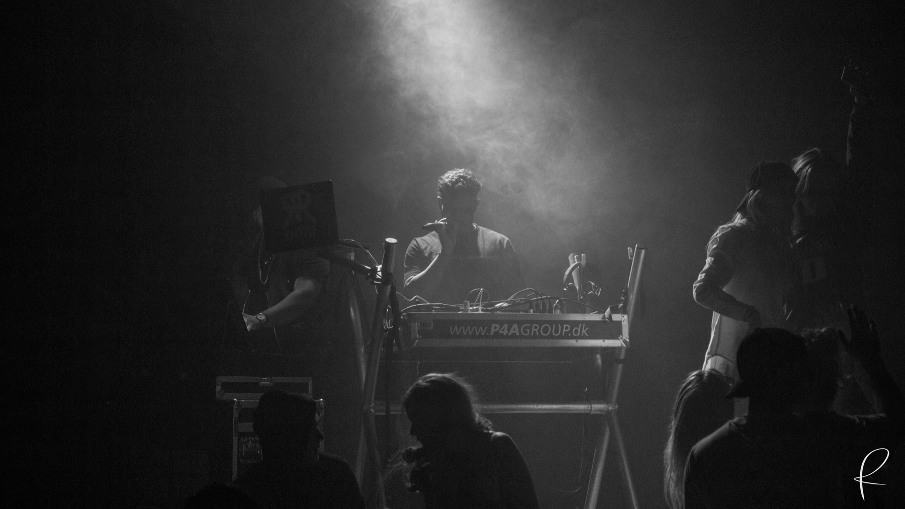 DJ som silhuet i røg