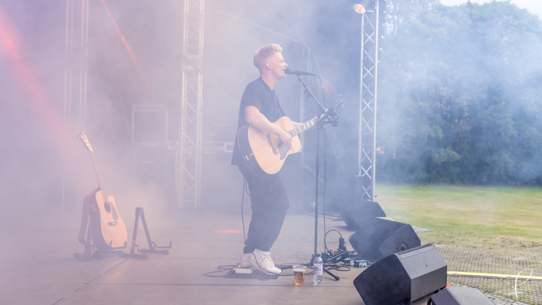 Guitarist på scene med røg