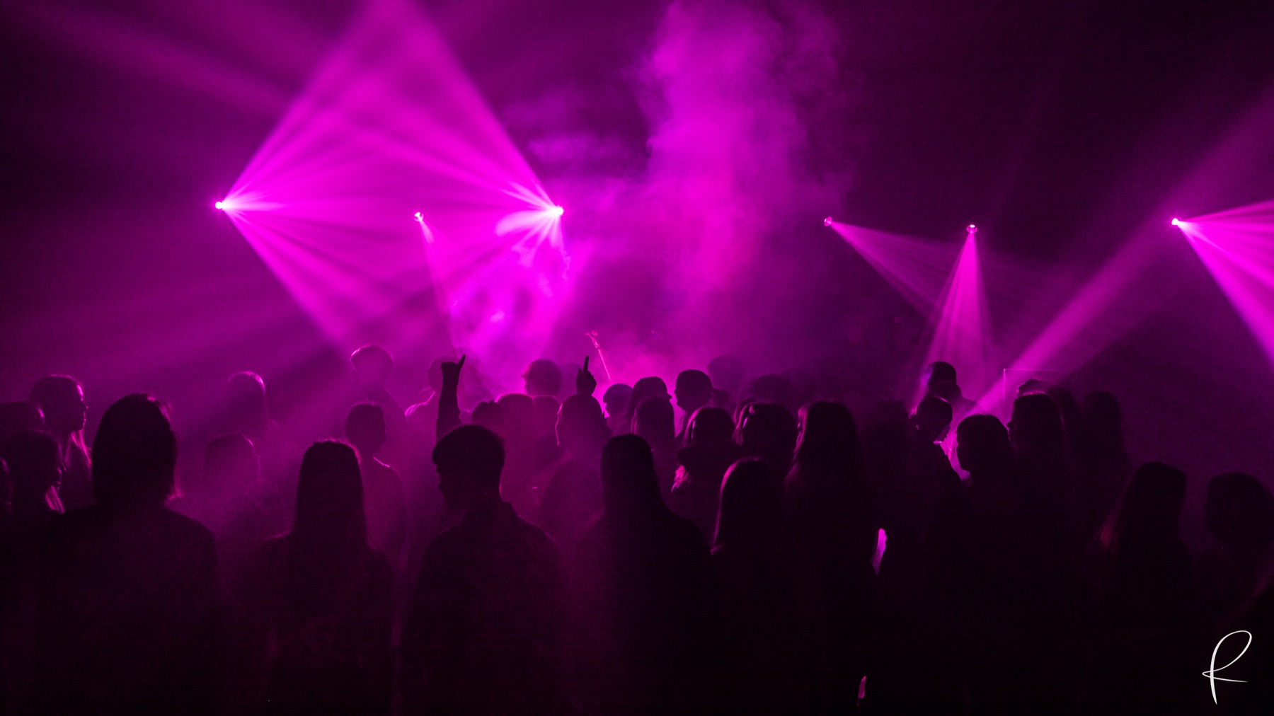 Publikum under magenta scenelys