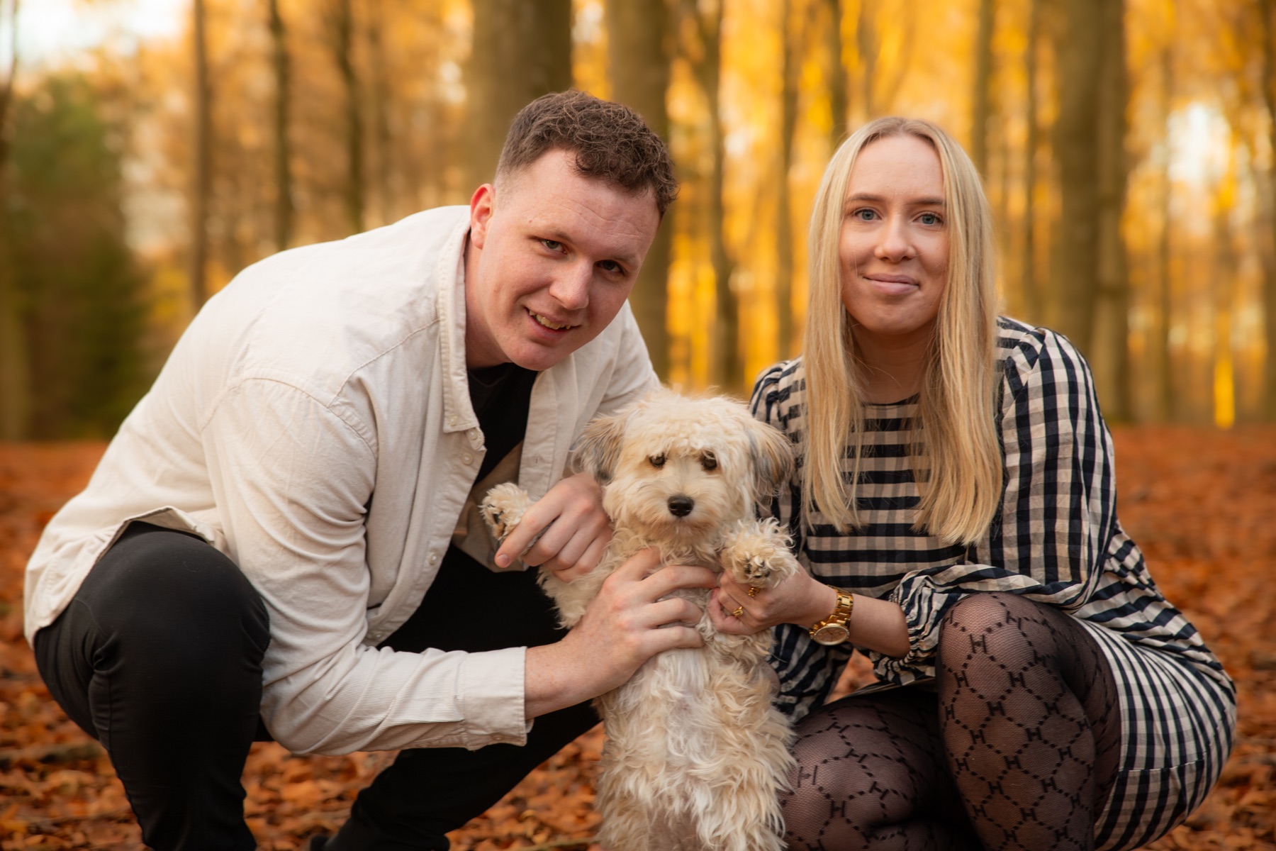 Par med hund i efterårsskov