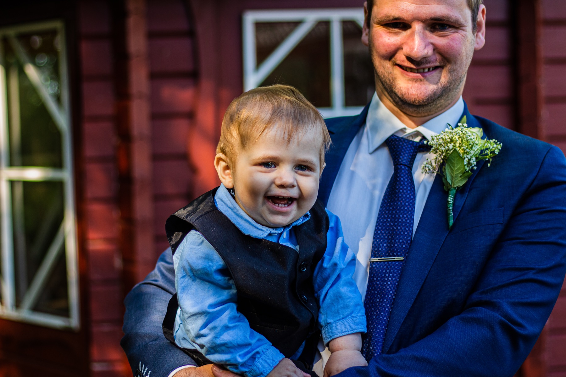 Barn og forælder ved bryllup