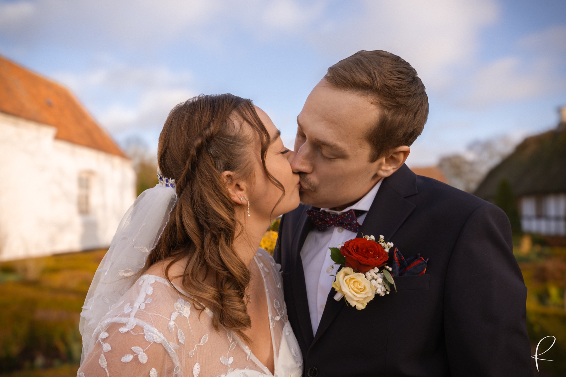 Brudepar kysser i efterlys